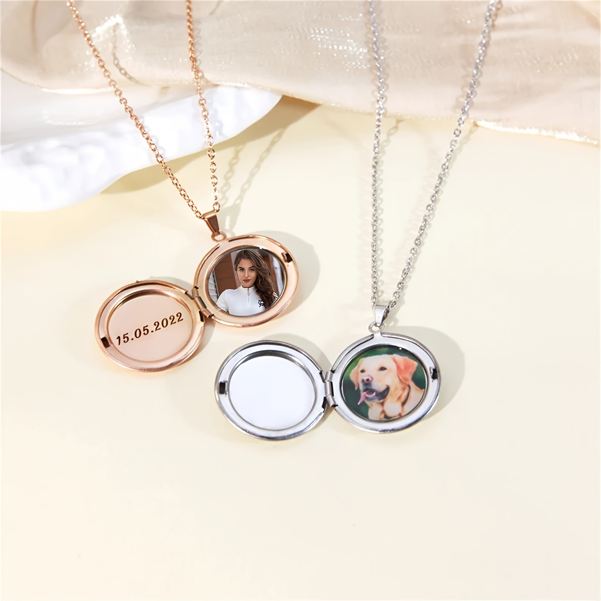 Customizable Round Locket Necklace with Picture/Text